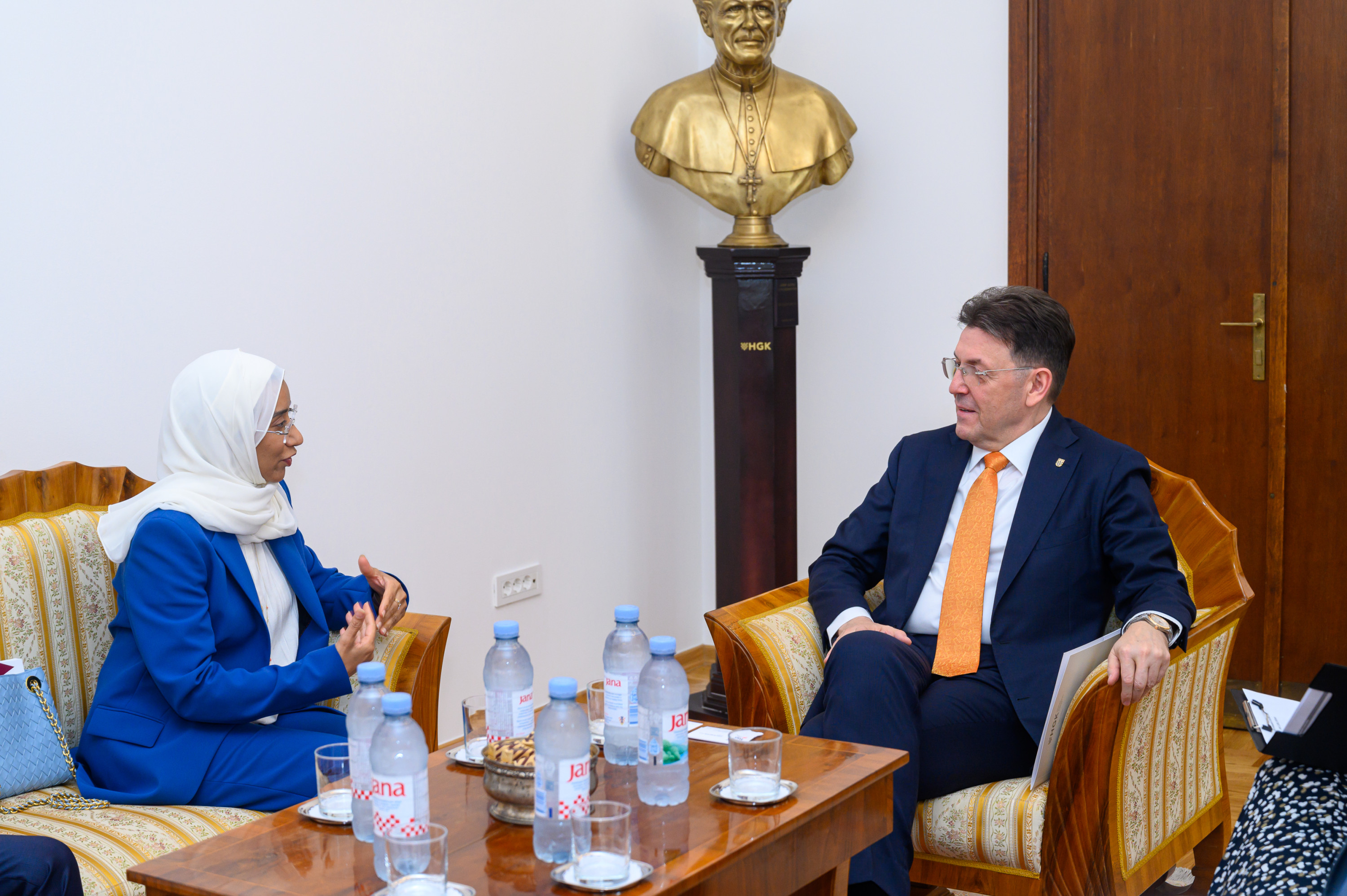 Asma Naji H.S. Al Amri i predsjednik Luka Burilović.jpg