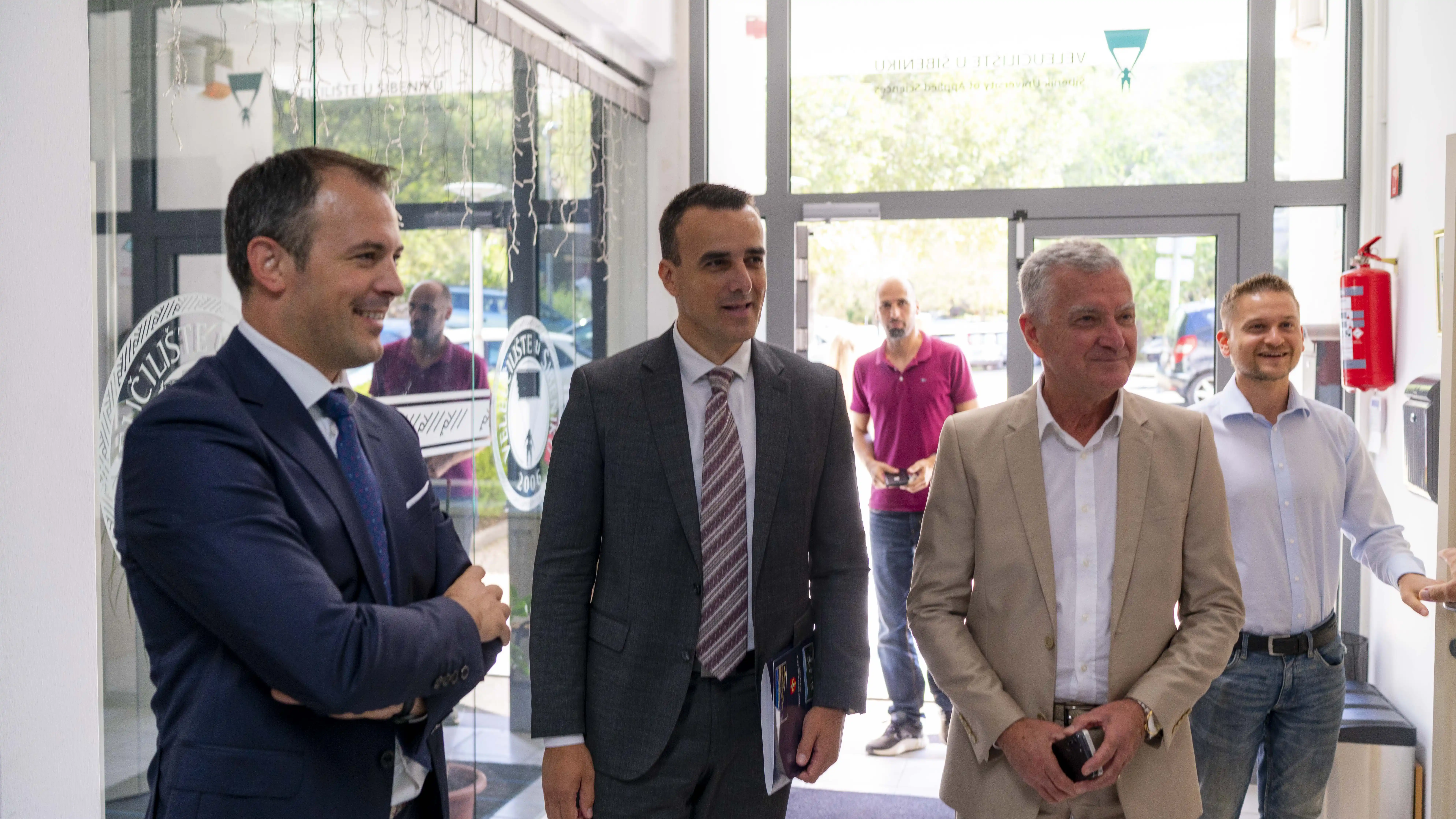 dekan Veleučili&scaron;ta u &Scaron;ibeniku, Ljubo Runjić; Župan &Scaron;ibensko Kninske županije, Pa&scaron;ko Rakić i gradonačenik grada &Scaron;ibenika, Željko Burić.jpg