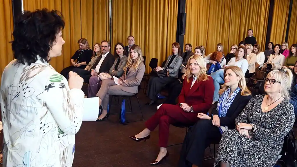 Panel HGK ŽK Rijeka publika.jpg