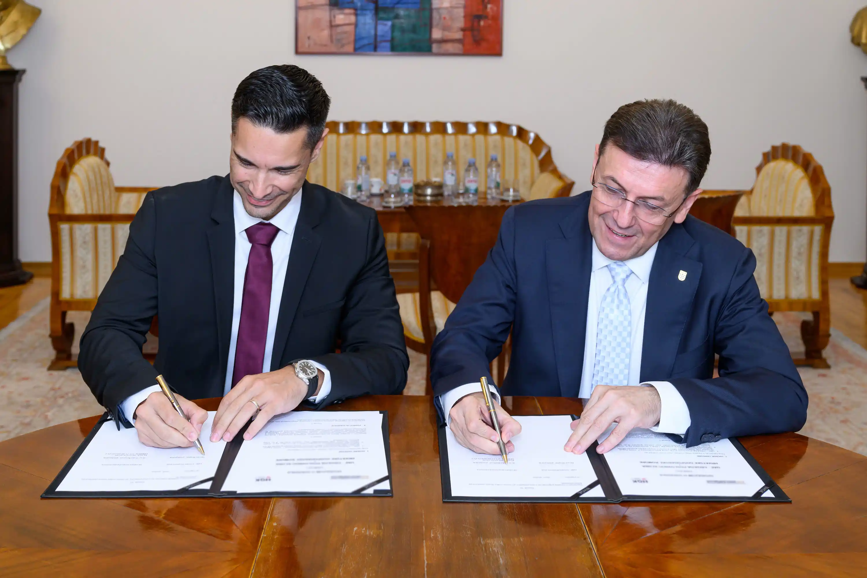 potpisivanjeNevenRoginićLukaBurilović2.jpg