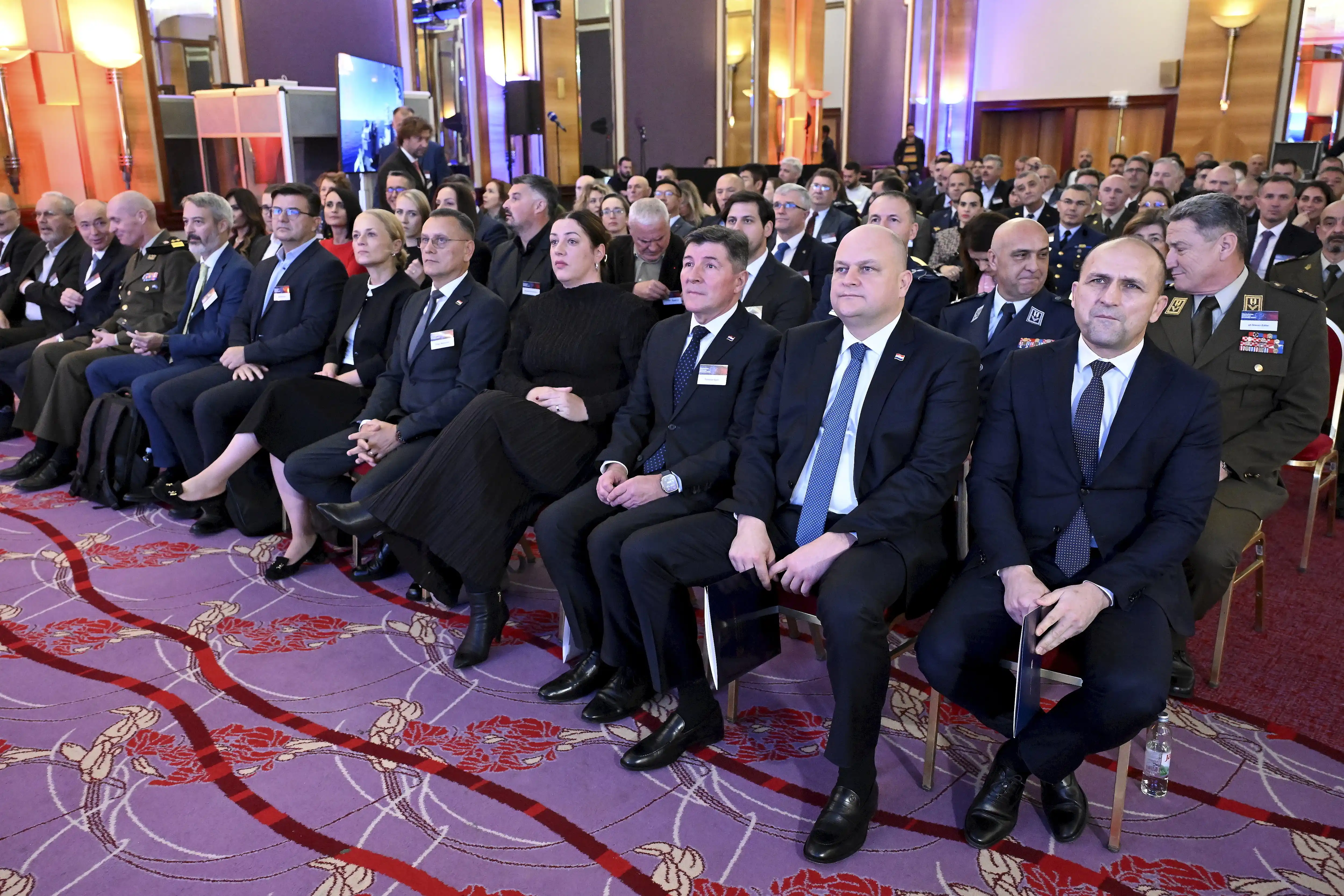 Publika konferencija_obrana17-051125.jpg