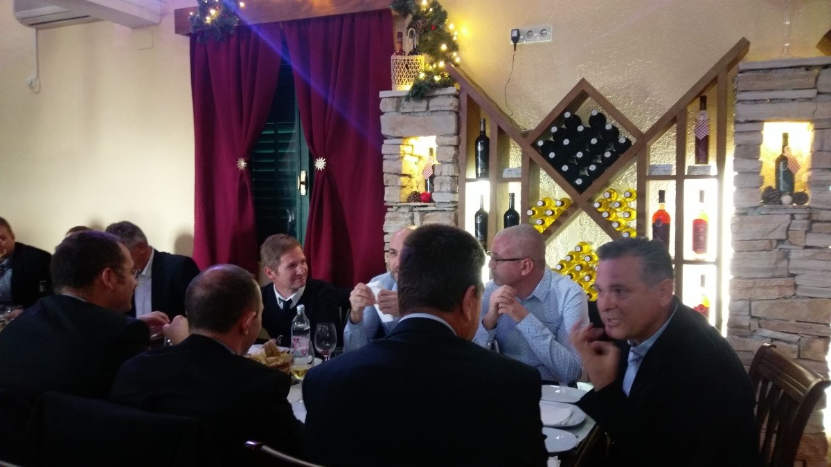 besplatno razgovaranje i druženje koja je normalna dob za početak druženja